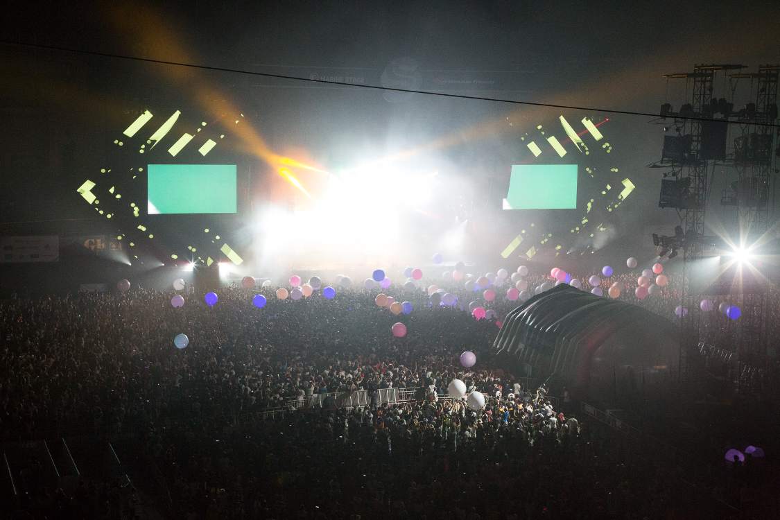 この大玉の一部は、昼にはアリーナ中央のテント後方にあったので、ぞこからも放り出されたかもしれません。多くは前方から出てきました。