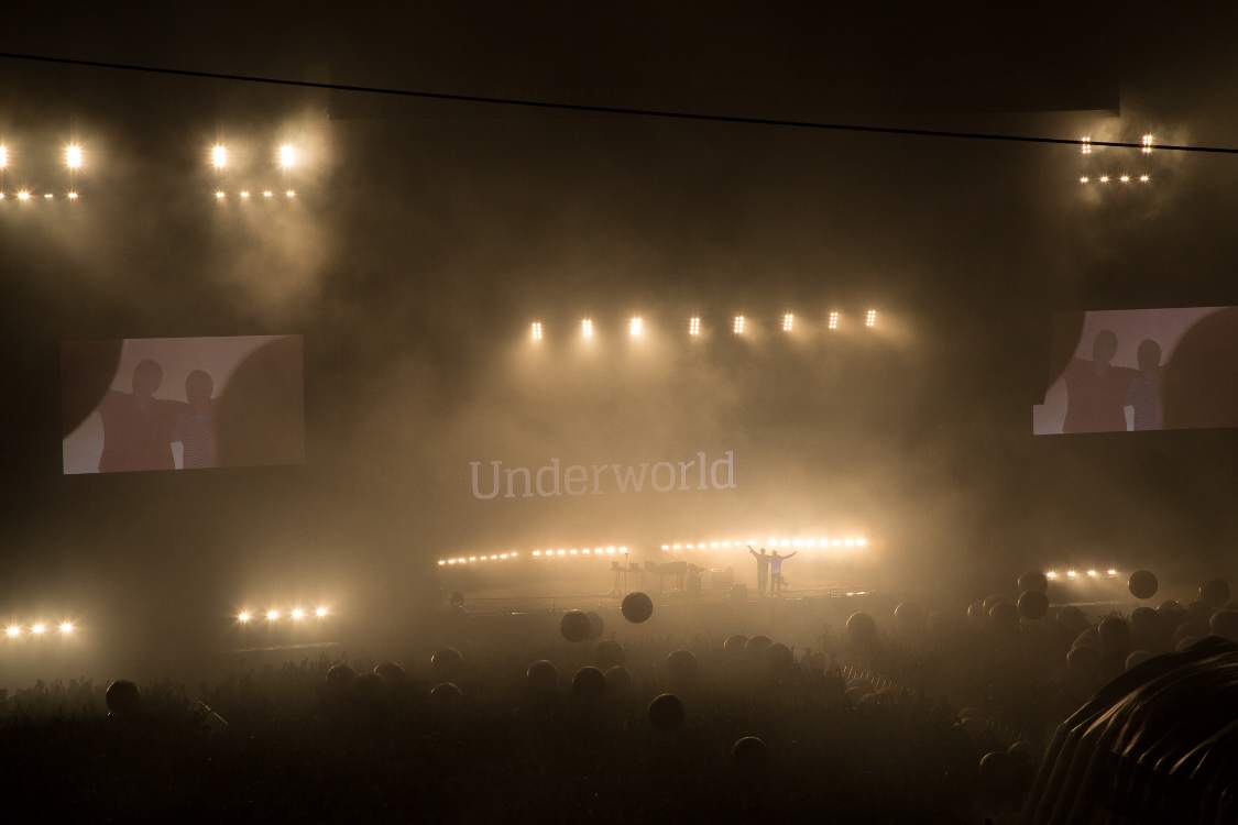 アンダーワールドが終演。ステージに2人並んであいさつ。