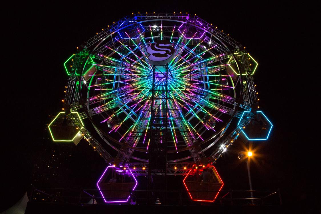 よく見ると夜も人が乗っています。