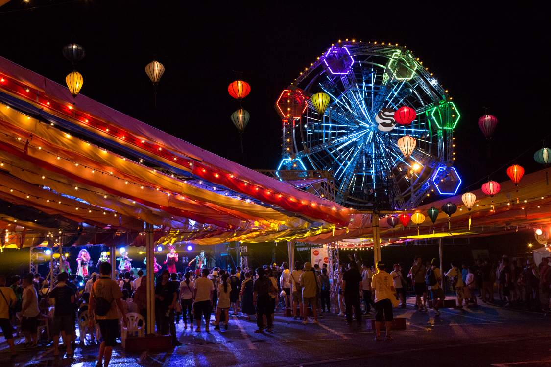 左側の奥にアイランドステージ。照明が気球に見えます。