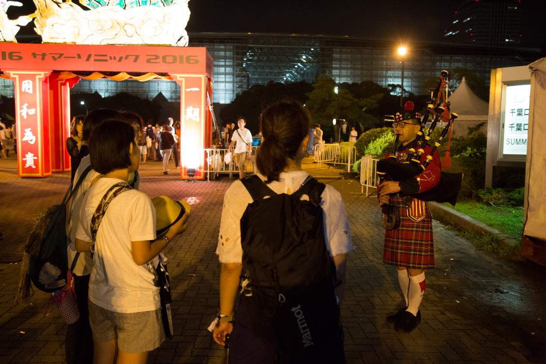 マリンステージの入場口付近でバグパイプを演奏する人。昨年は「出れんの!?サマソニ!?」のステージ等で演奏していました。