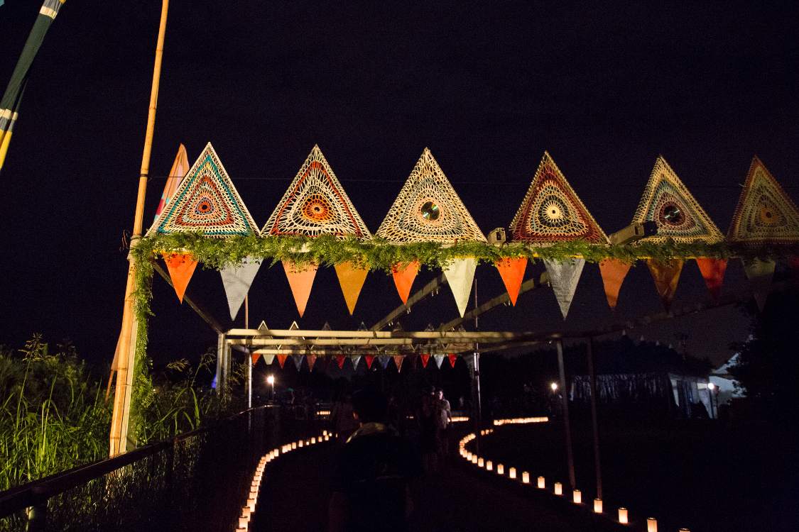 上の三角の一部はCDになっています。