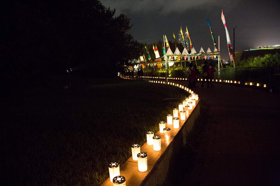 カメヤマローソクによる導線の照明。