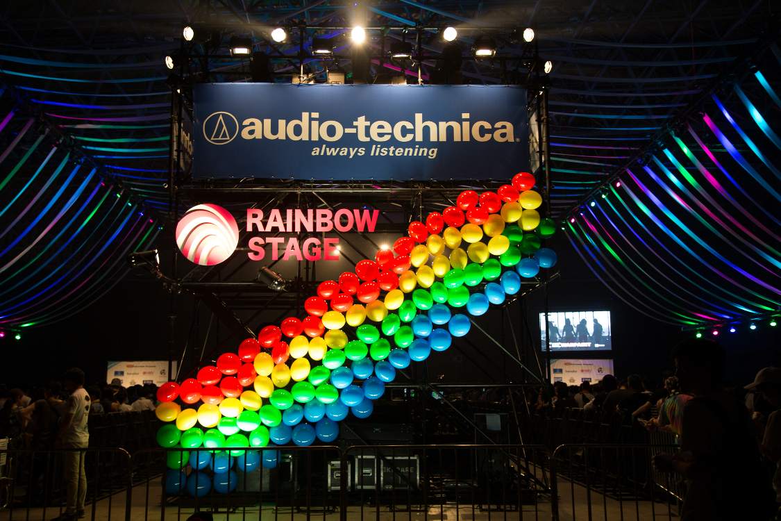 ホステスクラブオールナイターの二つのステージのうち、レインボーステージ。