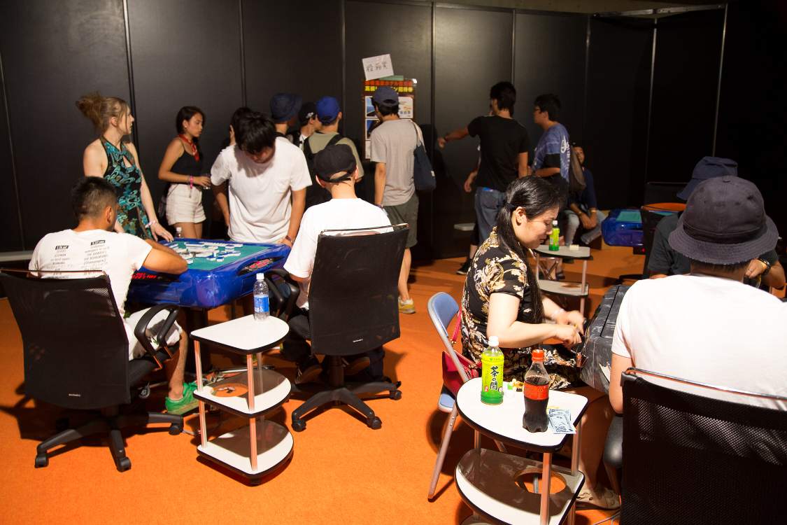 マージャン卓。