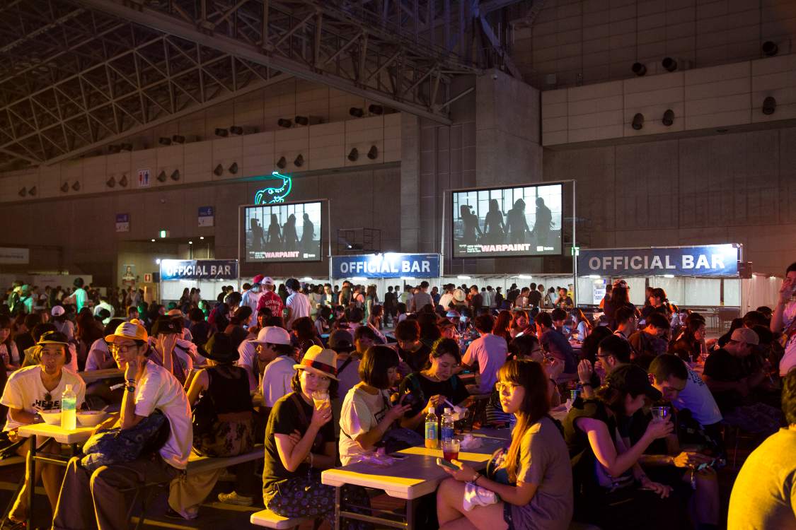 幕張メッセ内のテーブル席。