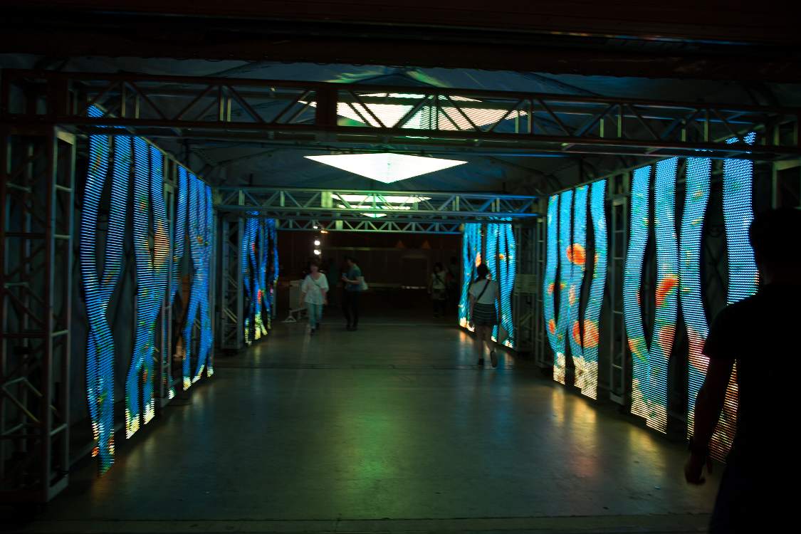 レインボーステージとソニックステージの間にある、変形パネル。