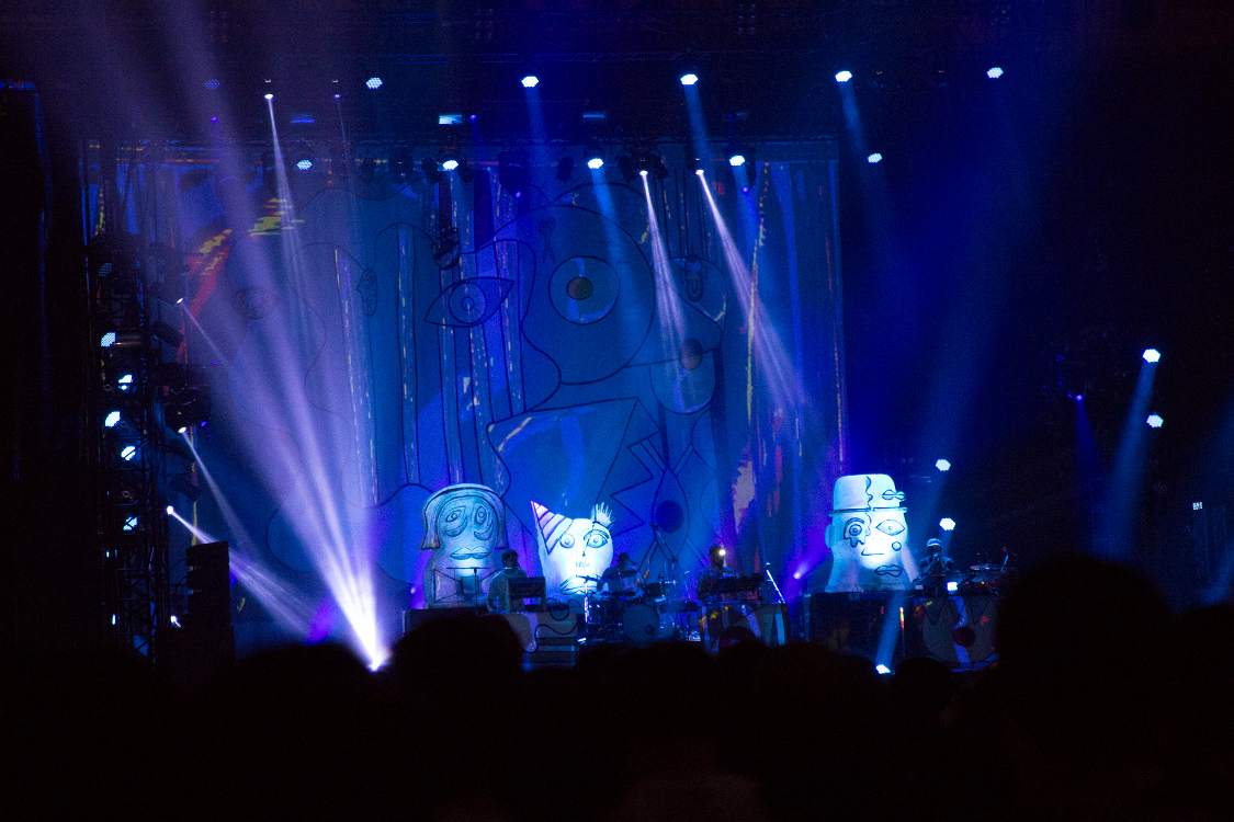 アニマル・コレクティヴのころ。ドラム以外の3人がエレクトロニクスを扱っています。