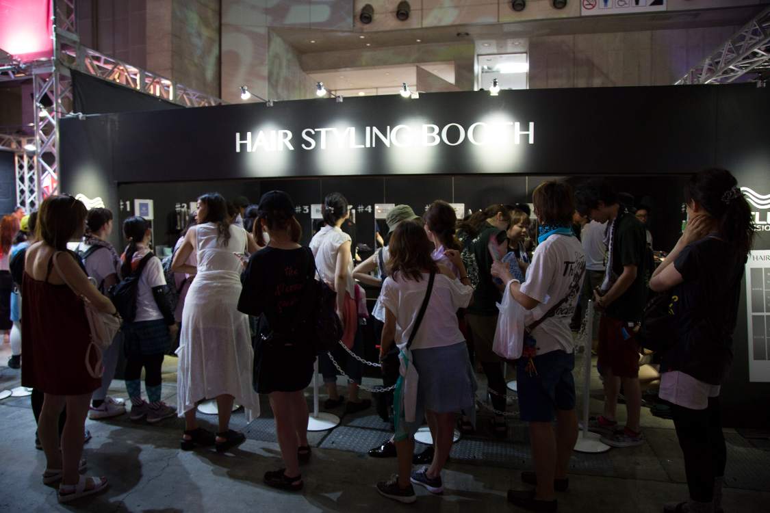 白髪染め用品のウエラが若年層向けに「ヘアスタイリングブース」を出展。