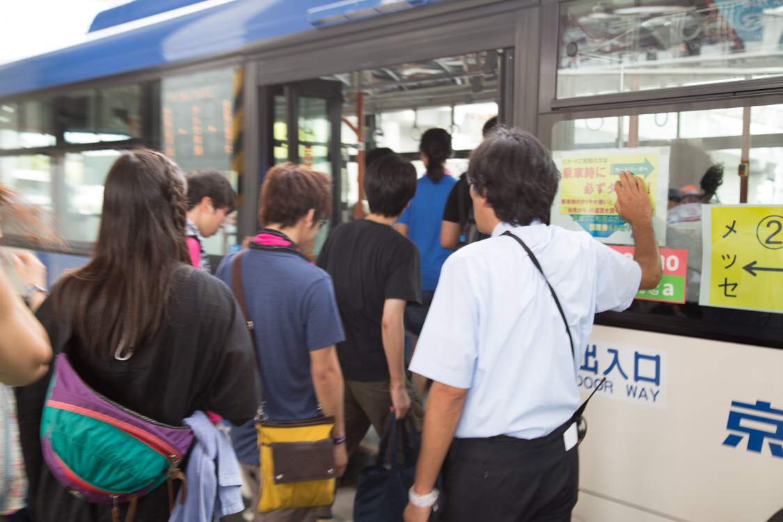 シャトルバスに乗る人。