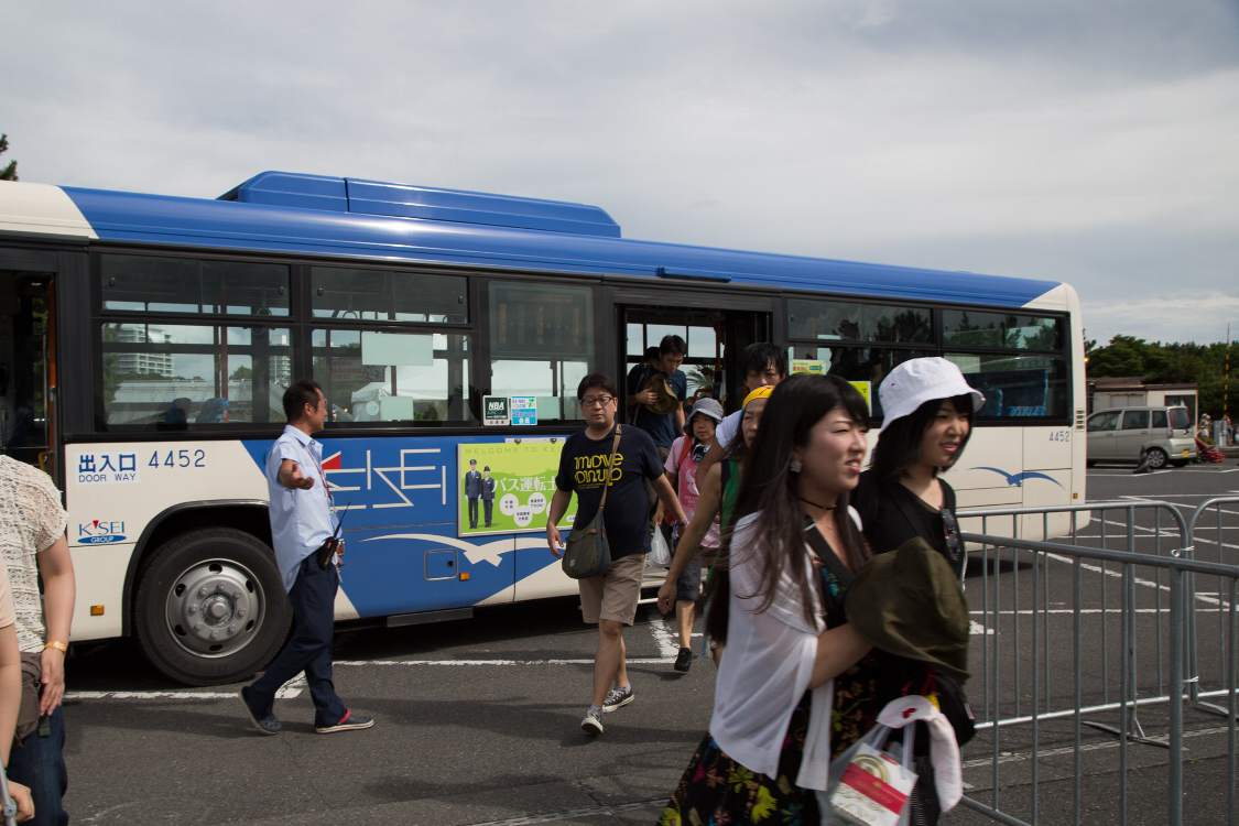 シャトルバスから降りてくる人。