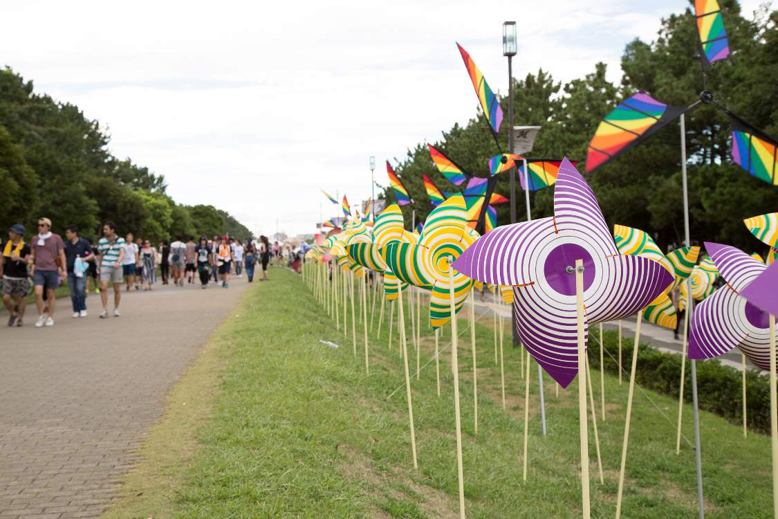 サマーソニックの代表的風景となっている導線の風車。海浜幕張駅の横断幕にも風車が描かれています。