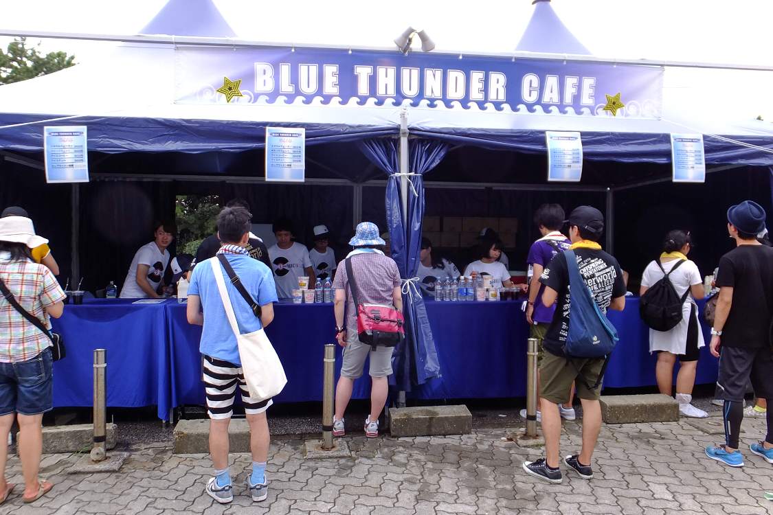 マリンステージのR側。ブルーサンダーカフェ。