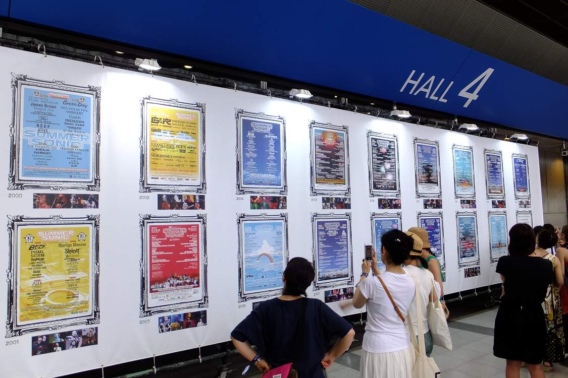 過去のサマーソニックのポスター展示。