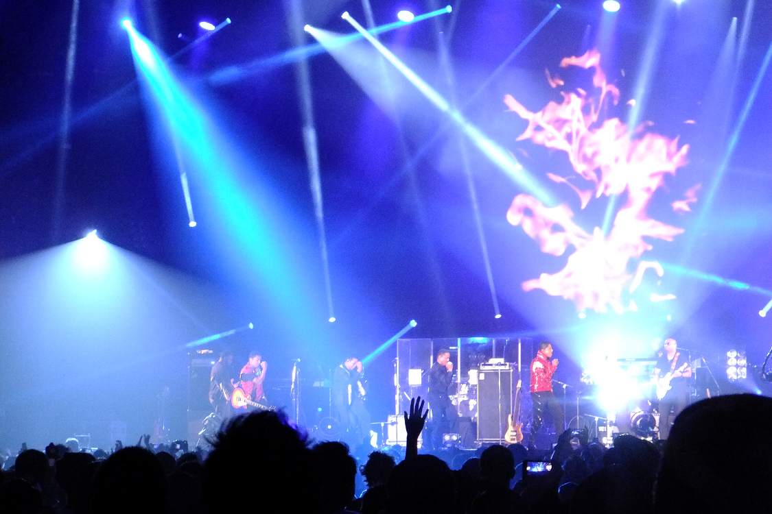 5人の動きの切れはよく、アメリカでもよくライブをやっているという印象を受けます。