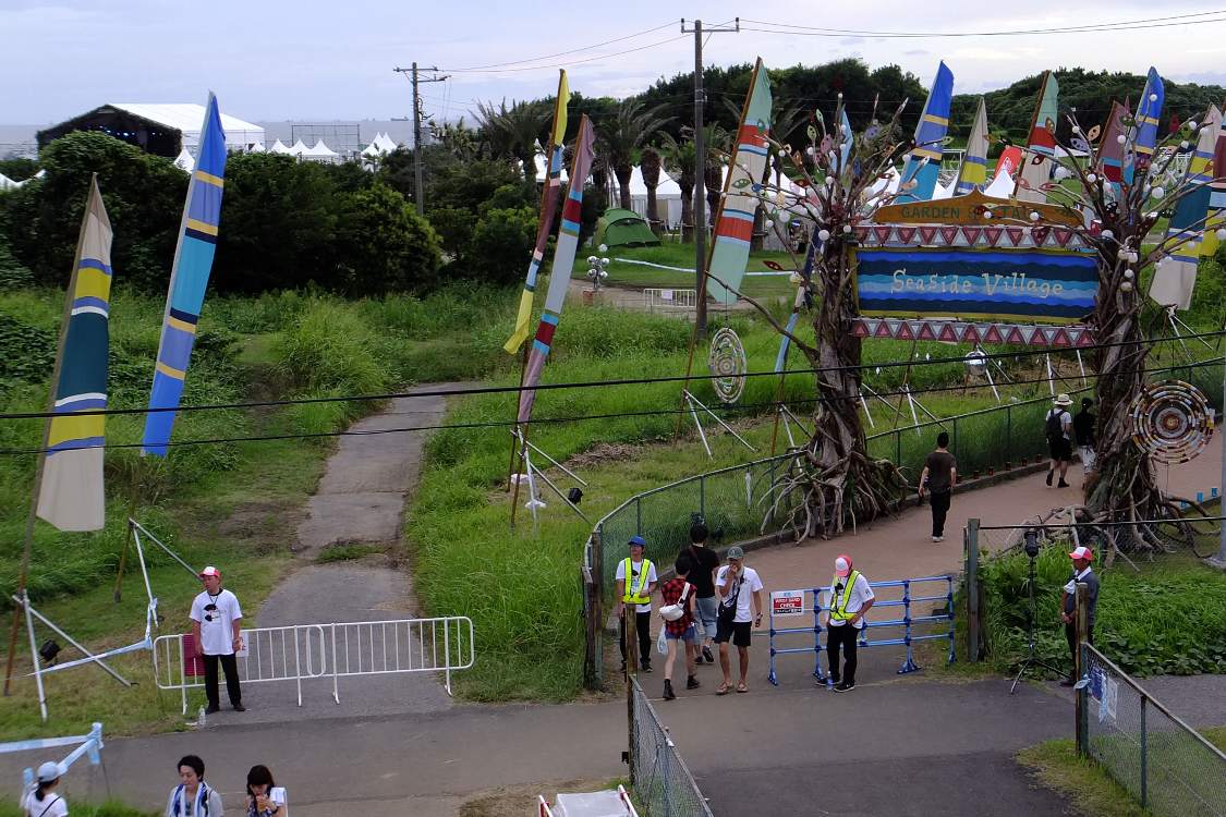 シーサイドビレッジの入り口。左奥にガーデンステージの屋根が見えます。