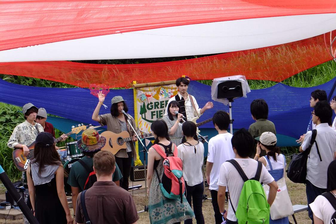 10年以上前のシーサイドガーデン並みに小規模なステージです。