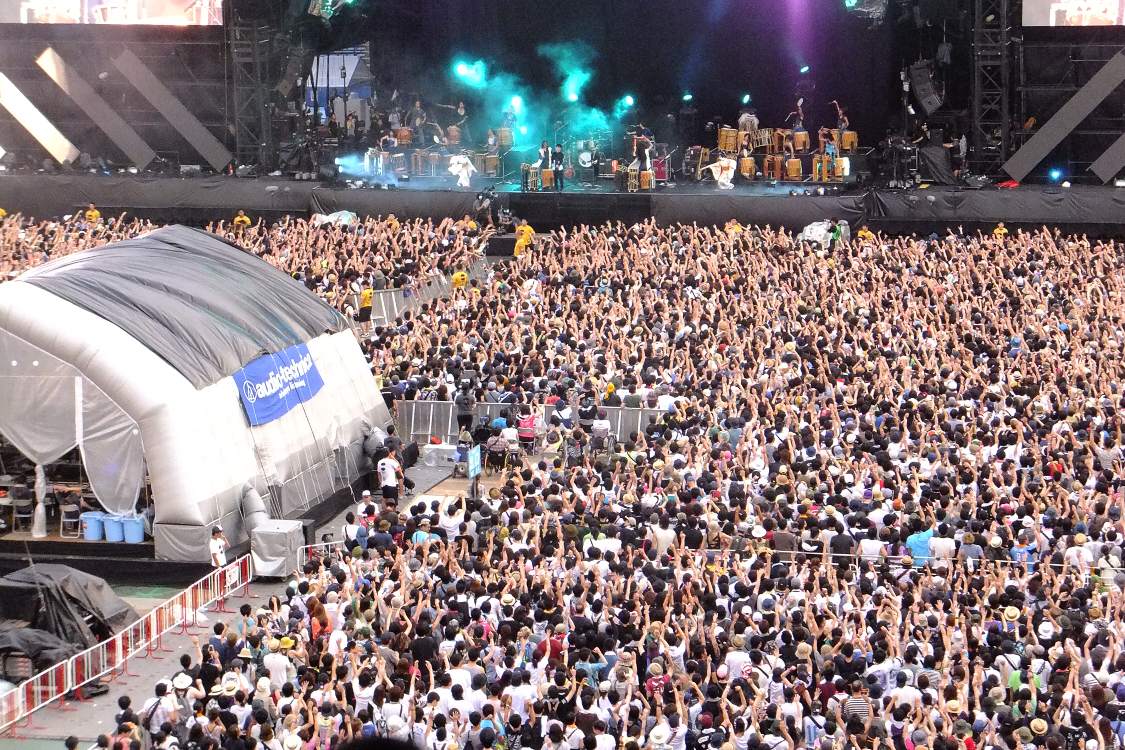 後方までかなりの人で埋まっています。