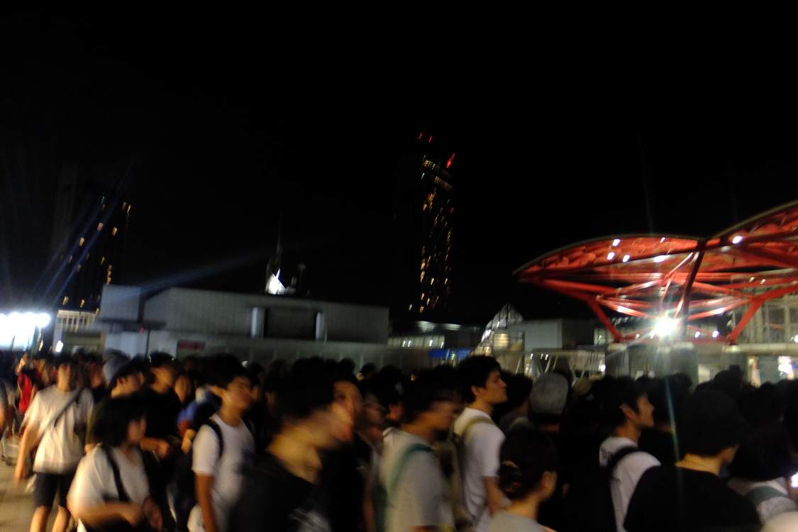 ソニックマニアの会場に向かう行列。8月18日午後10時20分ごろ。