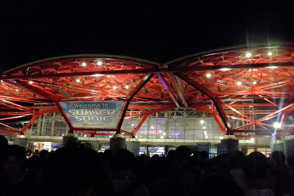 入場ゲート前。