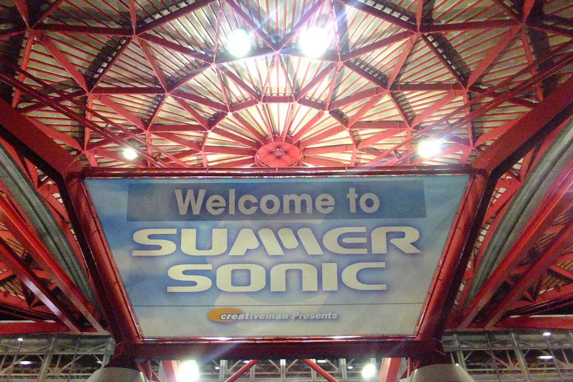 入場ゲート天井の大きなバナー。