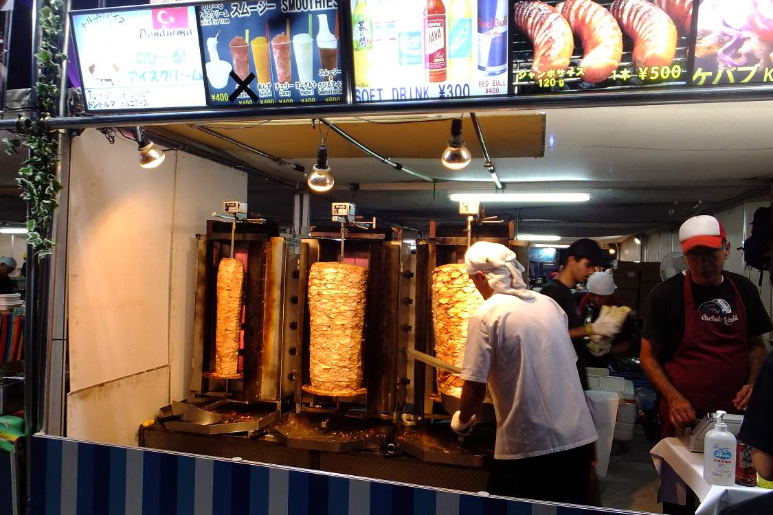 鶏肉を切り落とす。イベントでは見慣れた光景。