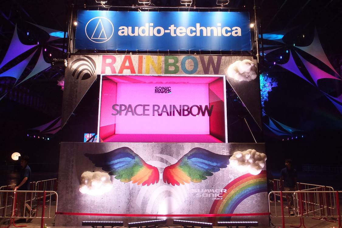 レインボーステージは他の2ステージより1時間以上早く、午前3時半には終了。