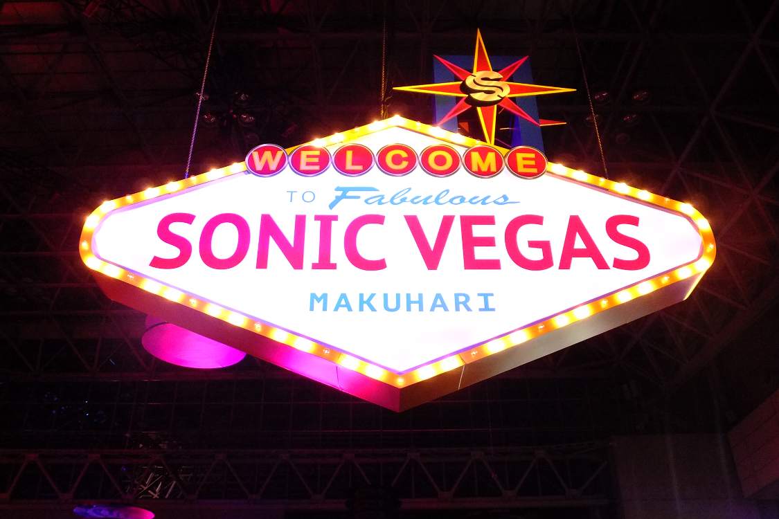 アメリカ風、というよりラスベガス風の電飾。