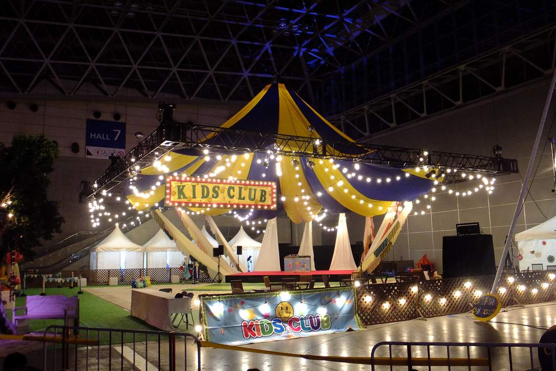 サマーソニック用のキッズクラブ。電飾は光っていました。