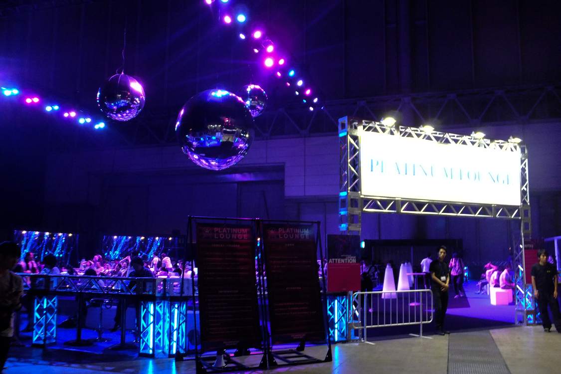 プラチナ券用ラウンジ。