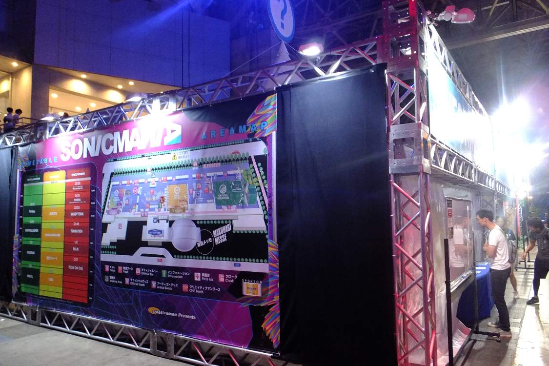 インフォメーションの壁にソニックマニアの案内があります。