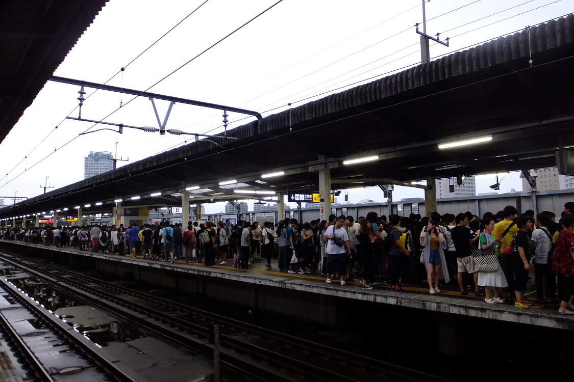 海浜幕張駅ホーム。午前5時20分ごろ。