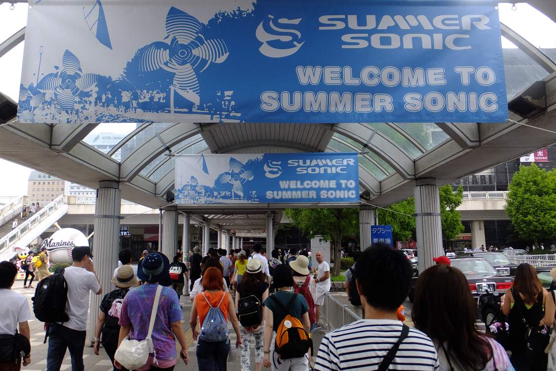 海浜幕張駅前のバナー。