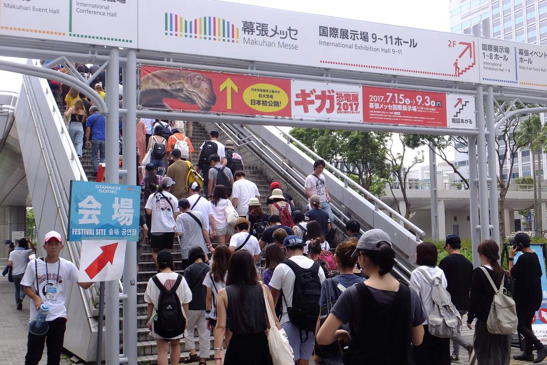 サマーソニックに向かう人の列。別のイベントの客も多数います。