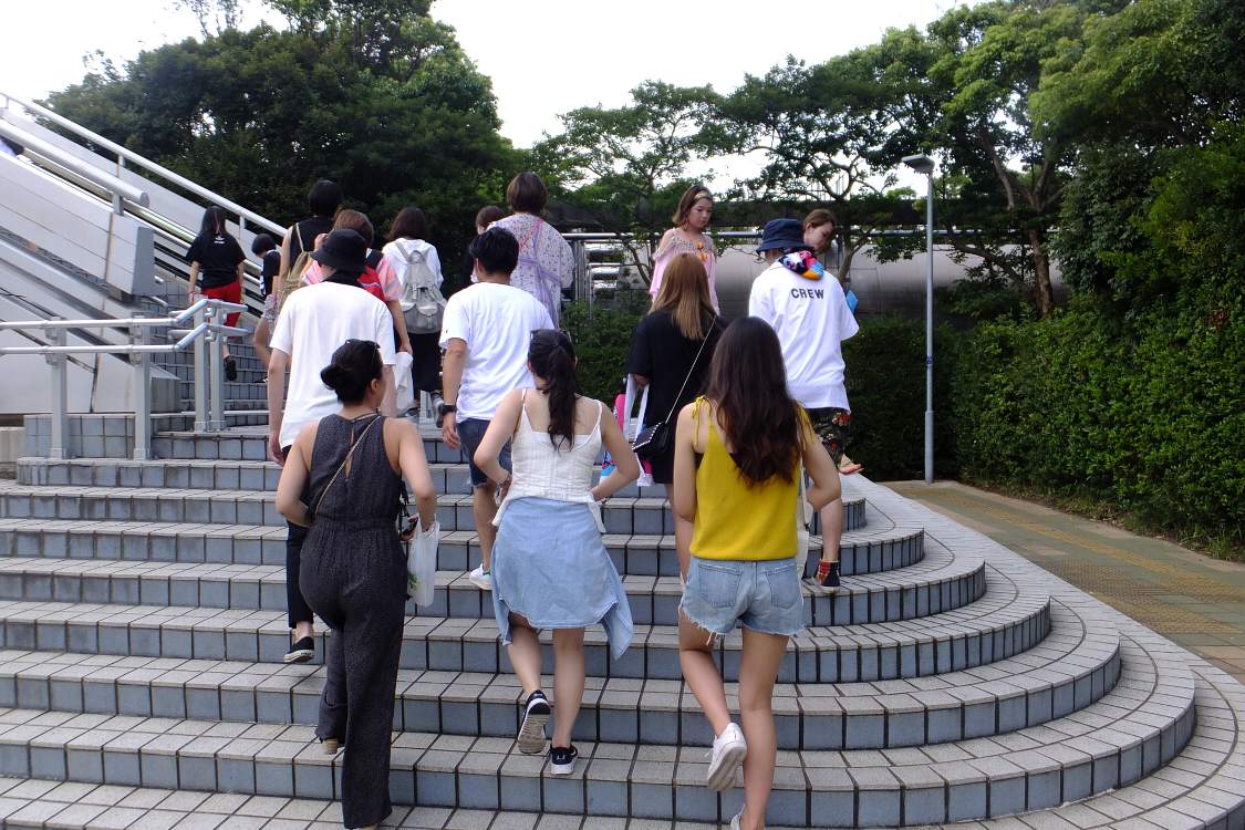 幕張海浜公園橋の階段。エレベーターはありません。サマーソニックの一般動線では、身体障害者の移動は全く考慮されていません。