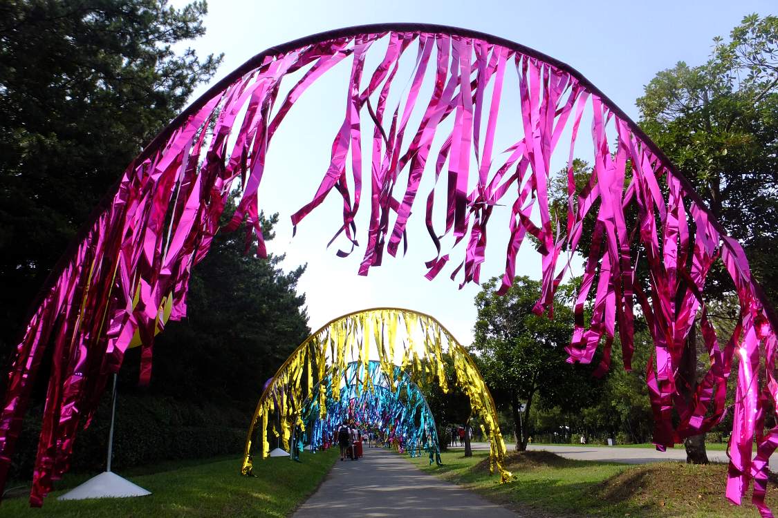 沿道の安価な装飾。