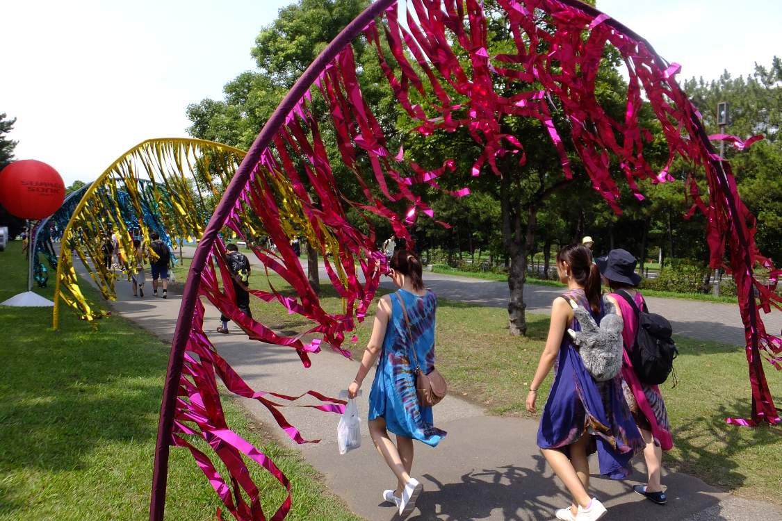 装飾を通る人。