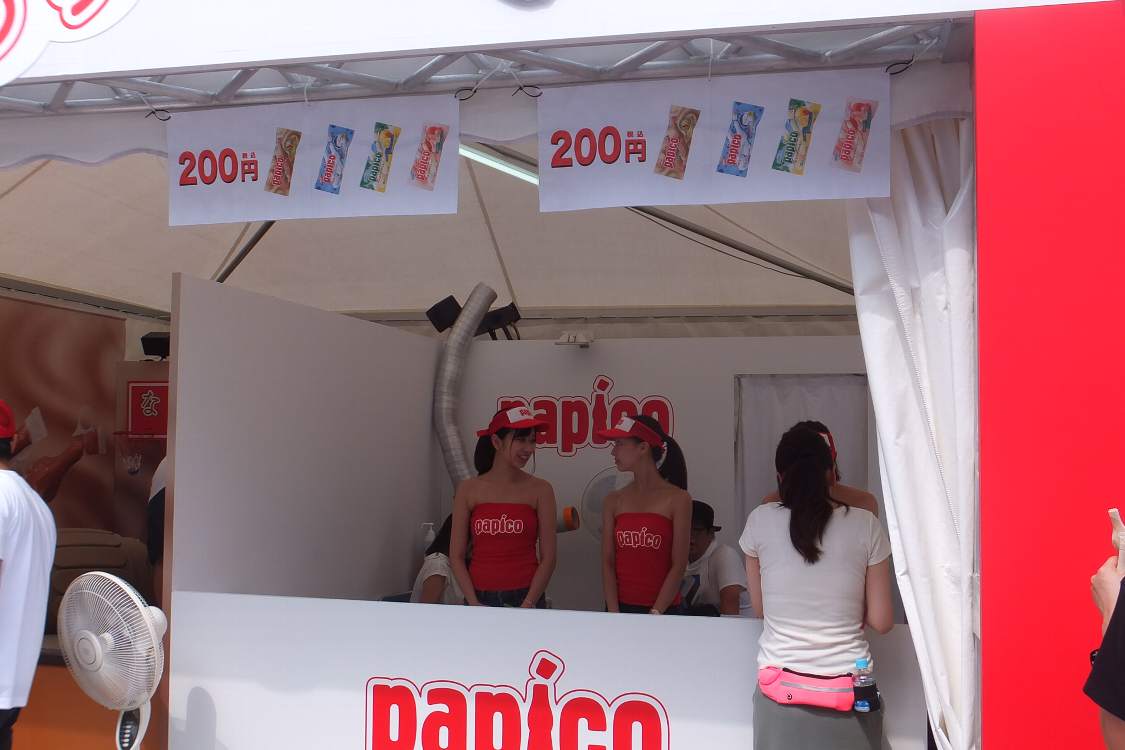 販売はテントの右側。