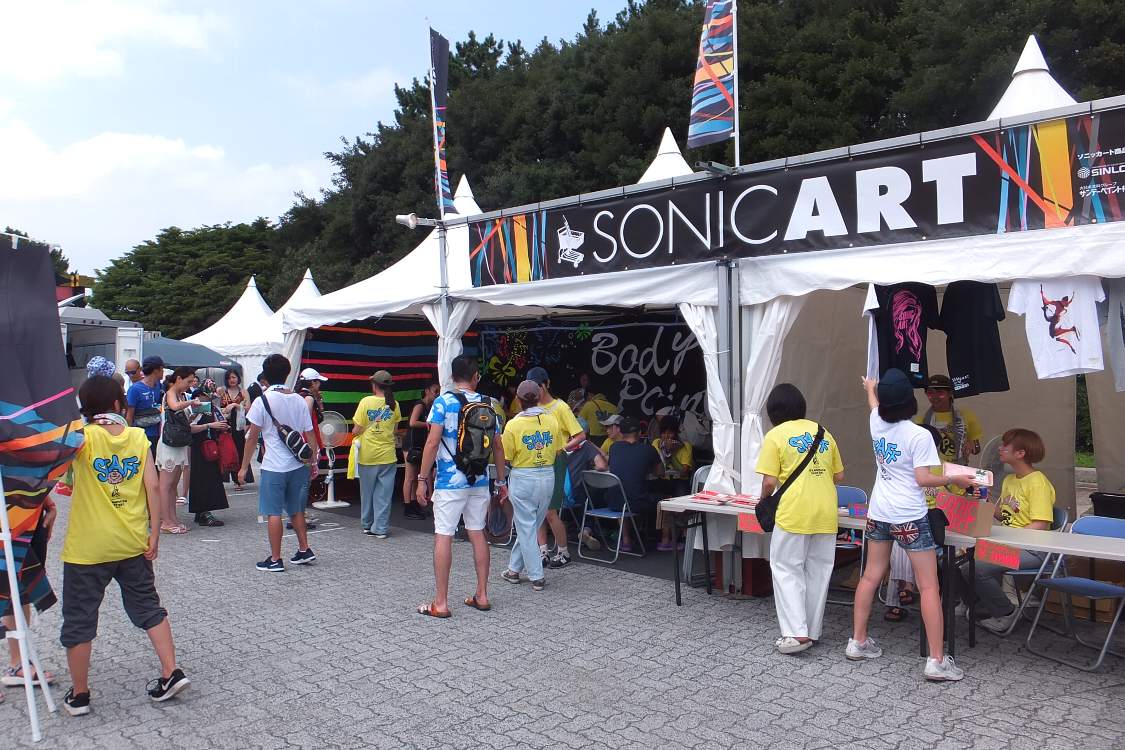 ボディーペイントをするテント。スタッフの数が多い。