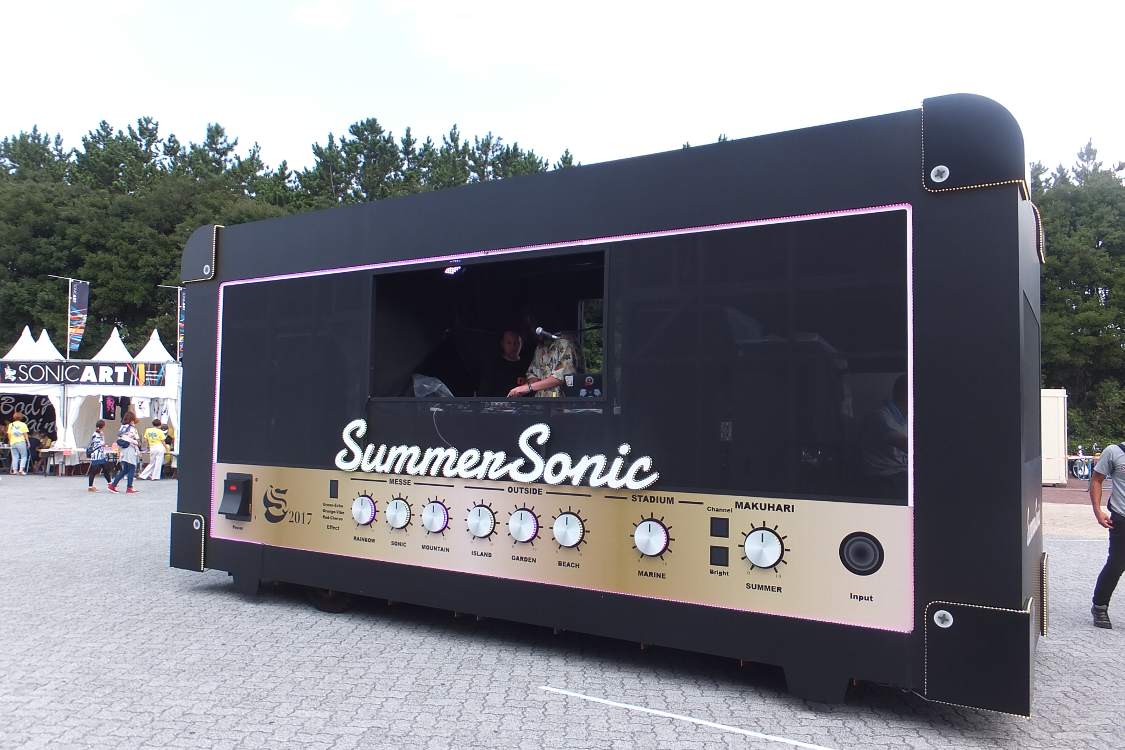 DJを乗せた車がマリンステージ外周を移動してきます。アンプを模しています。