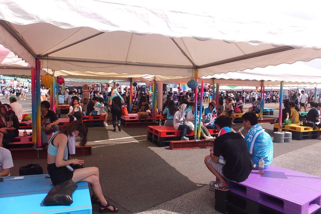 運送用のパレットをベンチに代用。