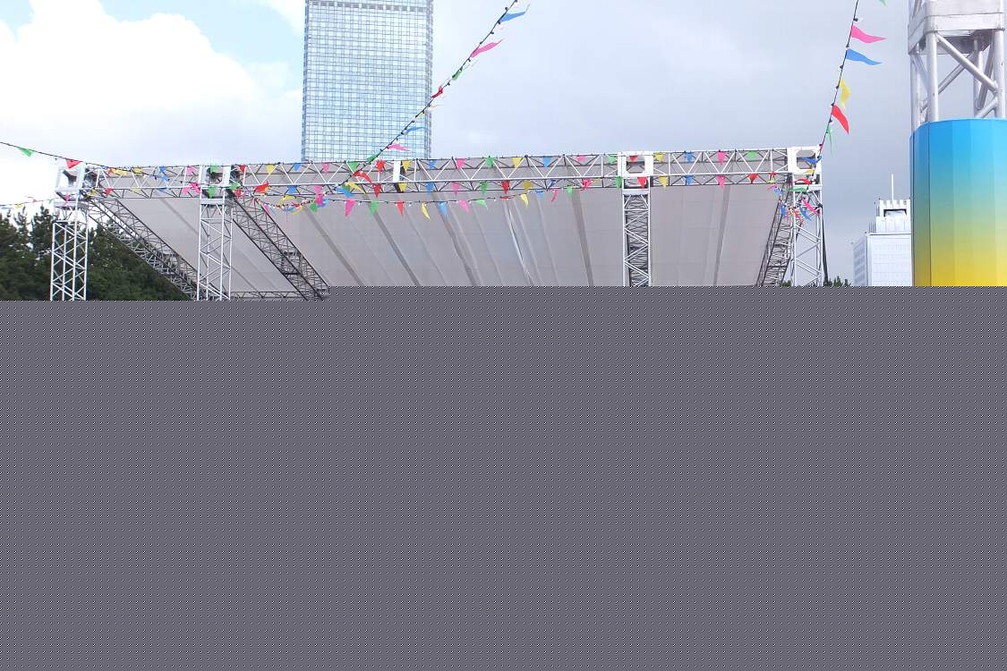 マリンステージの南にある小型のステージがアイランドステージ。かつては通常のステージの一つでしたが、近年は、日本を除くアジア出身のアーティストが出演しています。