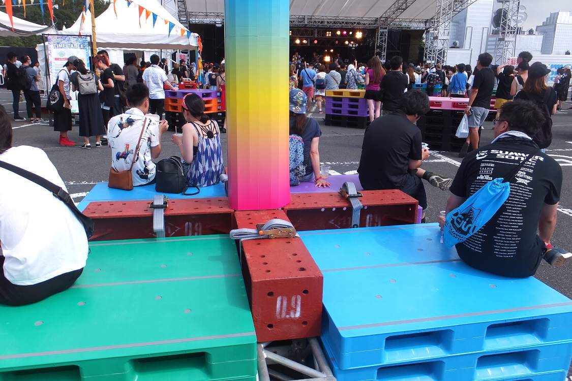 柱をパレットで補強しています。