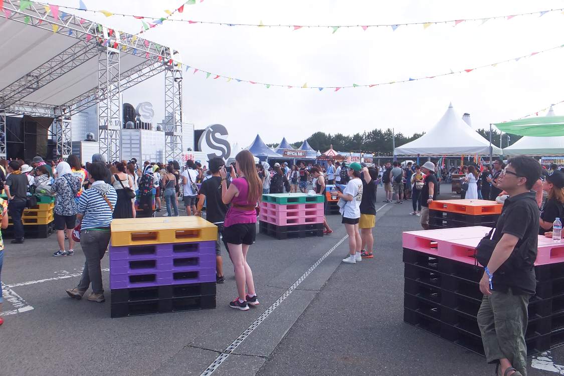 パレットをテーブルにも代用します。