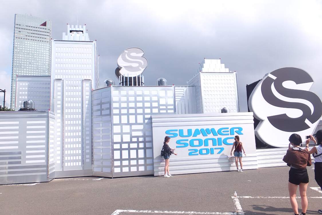 仕切りを兼ねているとみられる大型のパネル。