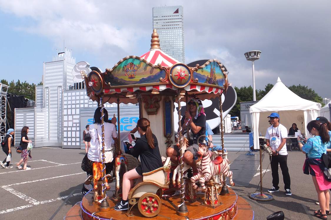 毎年設置されるメリーゴーラウンド。