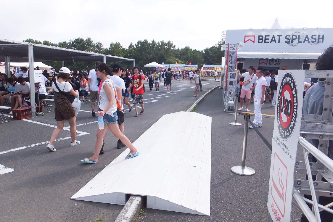 喫煙所前だけにある転倒防止用の通路。