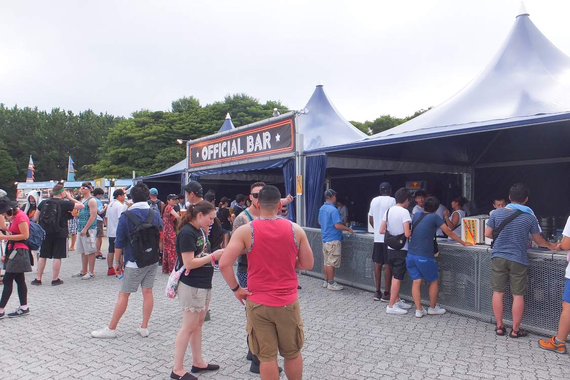 マリンステージ南側のサマーソニック公式バー。