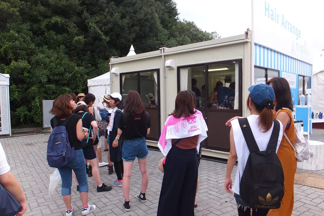 行列はほぼすべて女性。