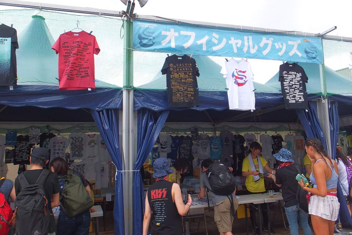 公式グッズ売り場。